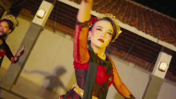 Táncosok Egy Csoportja Rugalmas Mozdulatokat Hajt Végre Miközben Hagyományos Indonéz — Stock videók