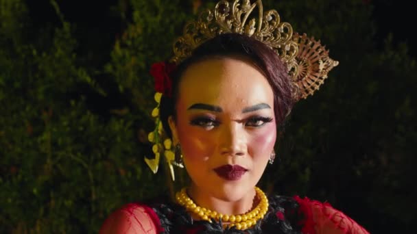 Rosto Dançarino Balinês Com Maquiagem Jóias Ouro Traje Vermelho Enquanto — Vídeo de Stock
