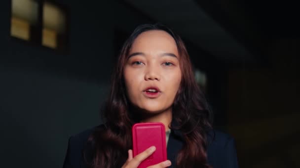Asian Woman Brown Hair Black Coat Talks Camera Reporter Night — Stock Video