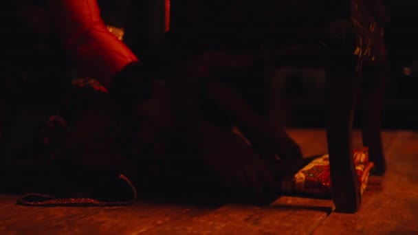 一个女人在晚上打开存放在蜡染布中的黄金珠宝 — 图库视频影像