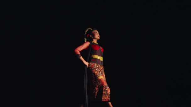 Femeie Asiatică Stă Încredere Timp Poartă Costum Batik Eșarfă Neagră — Videoclip de stoc