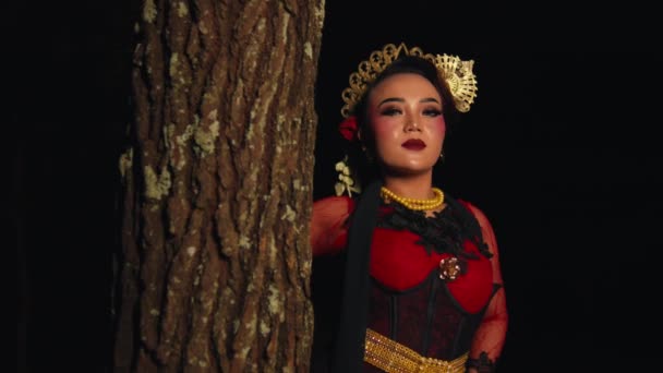 Asiatisk Kvinna Står Kanten Ett Stort Träd Medan Bär Röd — Stockvideo