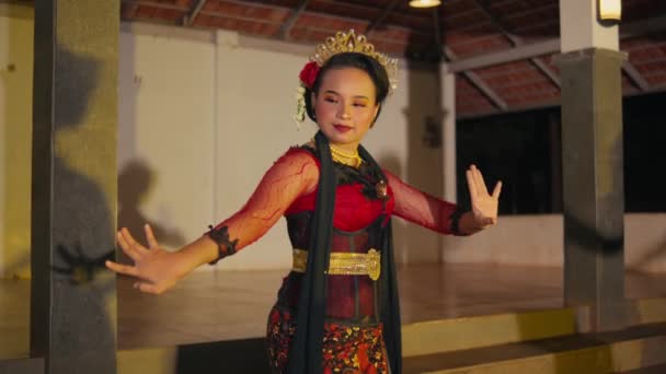 Grupa Tancerzy Wykonuje Elastyczne Ruchy Podczas Wykonywania Tradycyjnych Tańców Indonezyjskich — Wideo stockowe