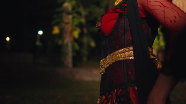 Азіатка Танцює Гнучкими Руками Чорним Шарфом Одягненим Червоний Костюм Вночі — стокове відео