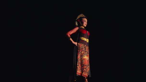 Uma Mulher Asiática Fica Confiante Enquanto Vestindo Traje Batik Cachecol — Vídeo de Stock