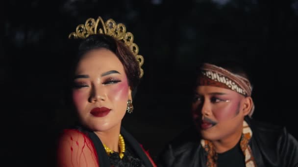 Азиатский Мужчина Ухаживает Женщиной Страстно Используя Цветы Ночью — стоковое видео