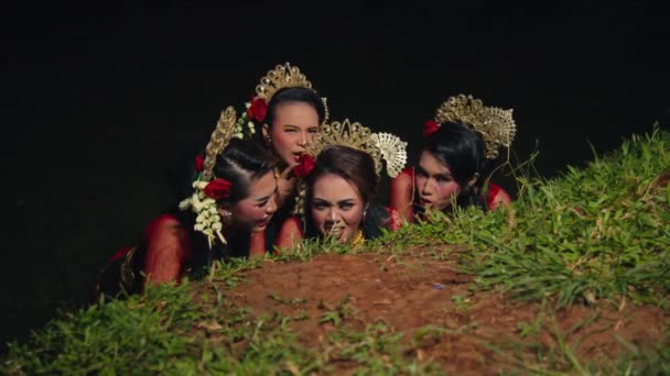 Bir Grup Asyalı Ergen Geceleri Çardakta Flört Eden Bir Çifti — Stok video