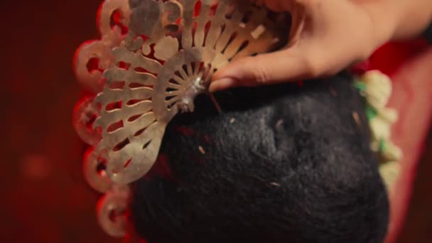 一个女人在夜间坐在地上时 从头发上拔下珠宝 — 图库视频影像