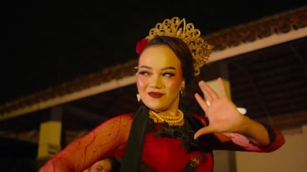 一个亚洲女人在舞台上跳舞 她用锐利的目光看着观众 以吸引人们对夜晚的注意 — 图库视频影像