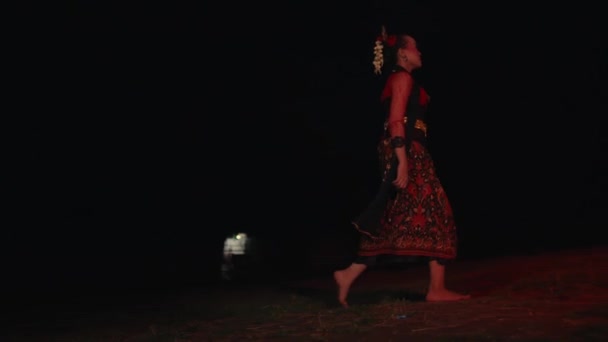 Tancerka Biegnie Przez Puste Pole Płacząc Smutno Czerwonym Blaskiem Nocy — Wideo stockowe