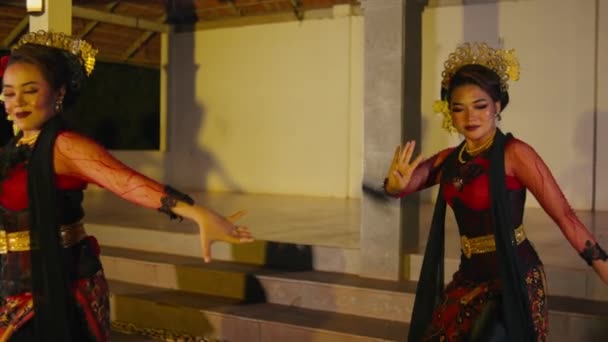 Gruppo Ballerini Esegue Movimenti Flessibili Durante Esecuzione Danze Tradizionali Indonesiane — Video Stock