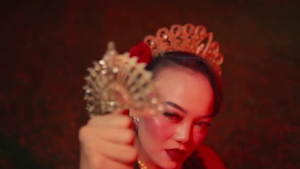 Seorang Wanita Memegang Perhiasan Emas Tangannya Menangis Dan Sedih Setelah — Stok Video