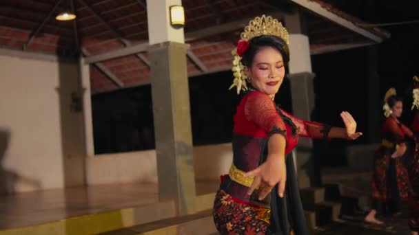 Grupo Dançarinos Executam Movimentos Flexíveis Enquanto Executam Danças Tradicionais Indonésias — Vídeo de Stock