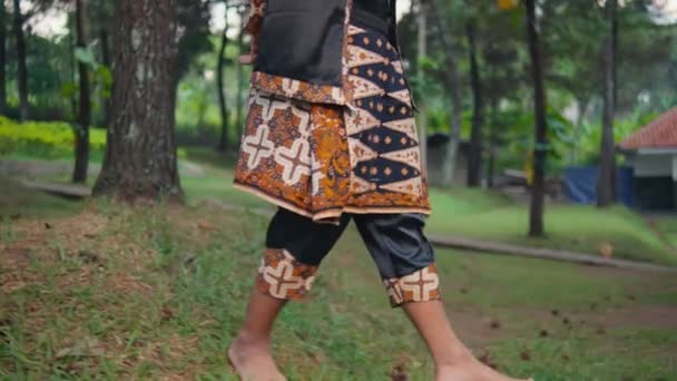 Uomo Sundanese Che Cammina Solo Nella Foresta Con Trucco Sul — Video Stock