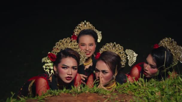 Grupo Adolescentes Asiáticos Están Espiando Burlándose Una Pareja Que Están — Vídeo de stock