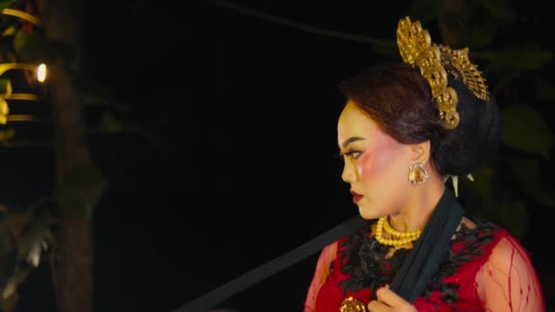 Азиат Натягивает Черную Шаль Приближается Женщине Ближе Рассмотреть Романтично Ночью — стоковое видео