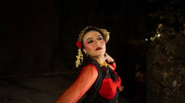 Endonezyalı bir dansçı, geceleri her hareketinde hikayelerle dolu bir geleneğin güzelliğini gösteren bir dans gösterir.