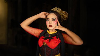 Endonezyalı bir dansçı, gece sahnede dans ederek kültürel güzellik ve zarafet elçisi olur.