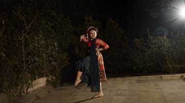 Bir Balili dansçı, geceleri ellerini ve ayaklarını hareket ettirdiğinde çok zarif görünür.