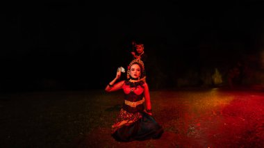 Hüzün dolu yüzleri olan bir grup kadın dansçı gecenin bir yarısı bir tarlanın ortasında tek başlarına oturuyorlar.