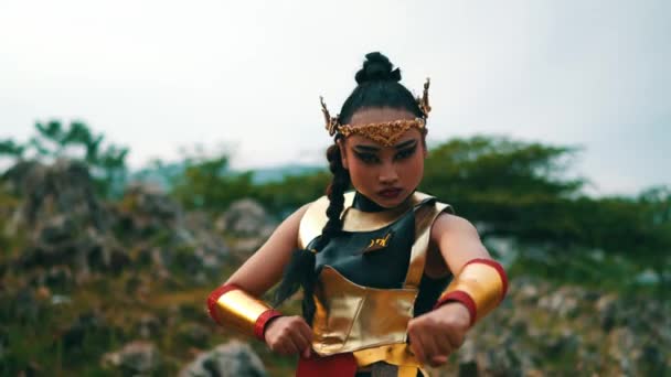 Жіночий Лицар Демонструє Свої Передвоєнні Бойові Мистецтва Рухається Лісі — стокове відео