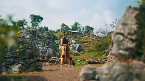 Een Vrouwelijke Krijger Leert Kungfu Met Haar Leraar Die Een — Stockvideo