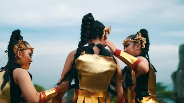 Group Female Warriors Helps Friend While Walking Pain Royal Castle — Stock Video