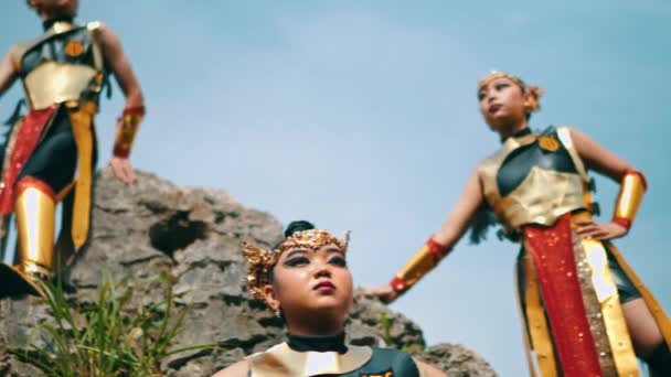 Eine Gruppe Goldener Krieger Stand Auf Einer Felswand Den Feind — Stockvideo