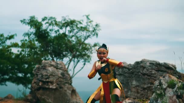 Een Vrouwelijke Ridder Met Lang Haar Die Kungfu Beoefent Rond — Stockvideo