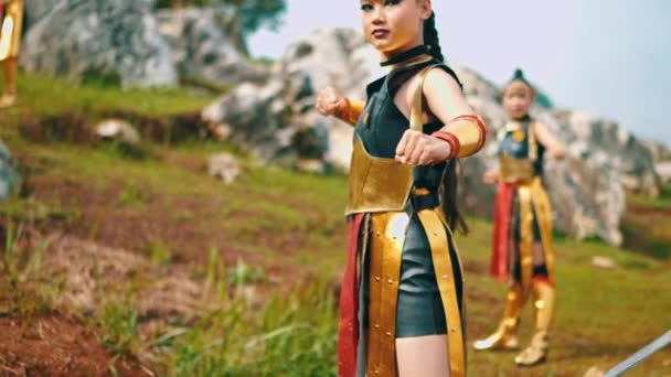 Bir Kraliyet Komutanı Askerlerini Dağda Altın Bir Kostüm Giyerek Kendini — Stok video