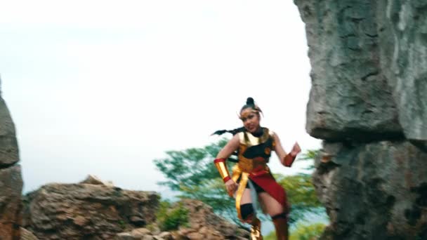 Eine Gruppe Von Kriegerinnen Trainiert Abwehrkräfte Bilden Einer Burg Kämpfen — Stockvideo