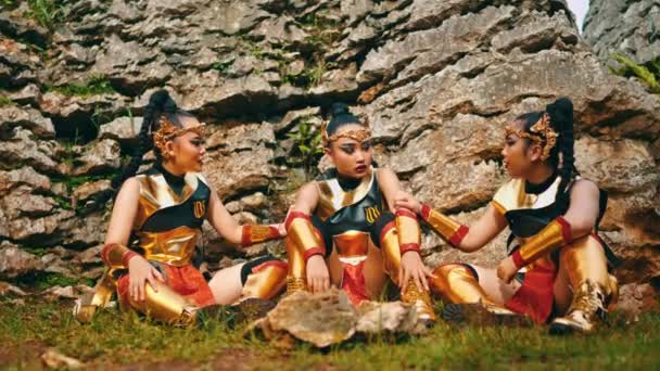 Bir Grup Kadın Savaşçı Dinleniyor Kayalık Bir Uçurumun Önünde Üzgün — Stok video