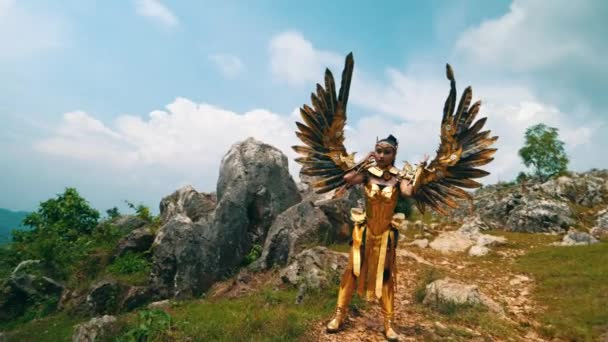 Een Krijgsheer Een Gouden Vleugel Kostuum Staat Stoutmoedig Vastberaden Een — Stockvideo