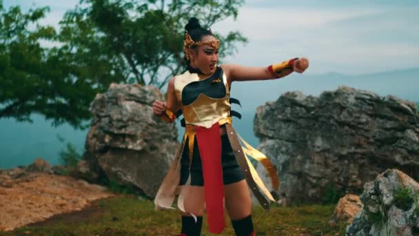 Een Vrouwelijke Krijger Gouden Harnas Beoefende Vechtsporten Een Berg Met — Stockvideo