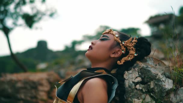 Cavaleiro Fêmea Estava Descansando Encostado Uma Pedra Com Rosto Cansado — Vídeo de Stock