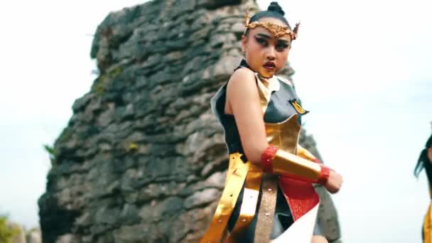 Bir Grup Kadın Savaşçı Bir Kalede Savaşmadan Önce Kendi Pozisyonlarında — Stok video