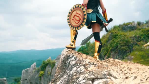 Een Vrouwelijke Krijger Met Een Zwaard Een Gouden Schild Die — Stockvideo