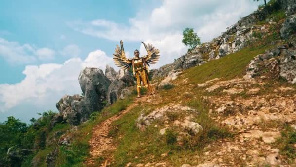 Eine Kriegerin Goldenen Kostüm Und Mit Flügeln Auf Einem Felsigen — Stockvideo