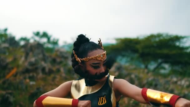 Kvinnlig Riddare Demonstrerar Sina Kampsporter Före Kriget Rör Sig Skog — Stockvideo