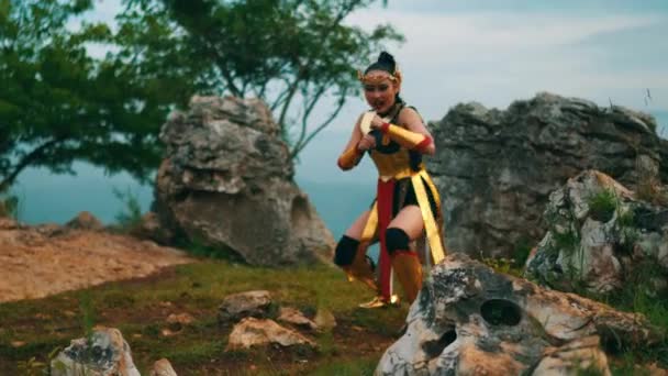 Ksatria Wanita Dengan Rambut Panjang Berlatih Kungfu Sekitar Batu Besar — Stok Video