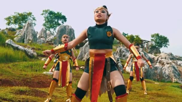 Een Groep Koninklijke Soldaten Gouden Kostuums Oefenden Martial Arts Een — Stockvideo