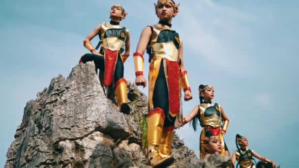 Группа Королевских Рыцарей Стояла Скале Золотых Доспехах Течение Дня — стоковое видео