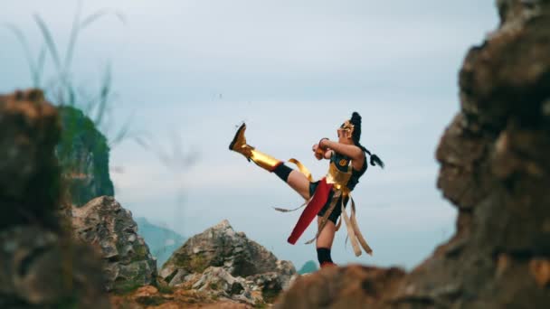 Een Vrouwelijke Krijger Gouden Harnas Beoefende Vechtsporten Een Berg Met — Stockvideo