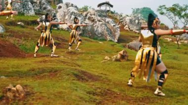 Bir grup altın kostümlü kraliyet askeri gün boyunca kayalık bir tepede dövüş sanatları eğitimi alıyorlardı.
