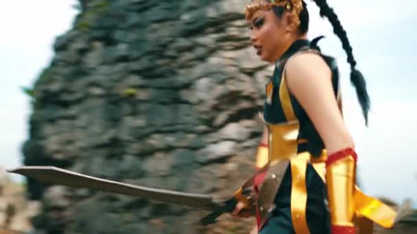 女性の戦士のグループは城で戦うために防衛するための訓練です — ストック動画