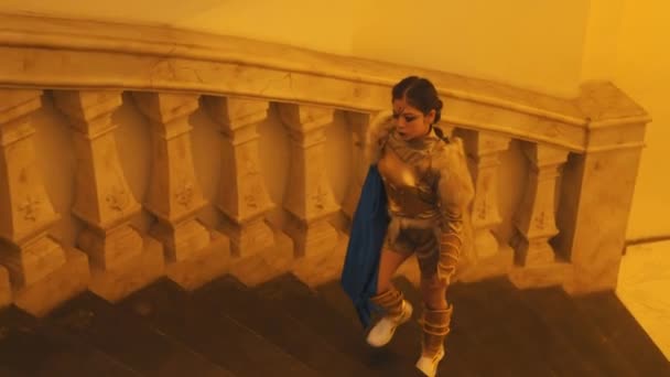Cavaliere Donna Armatura Oro Cammina Sui Gradini Corridoi Del Colosseo — Video Stock