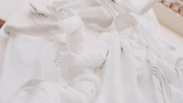 朝に人間や動物に似た形をした王宮の壁に飾られた美しい白い像の彫刻 — ストック動画