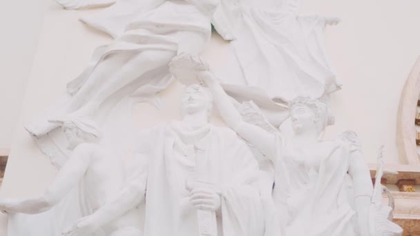 Ukiran Patung Putih Yang Indah Yang Ditampilkan Dinding Istana Kerajaan — Stok Video