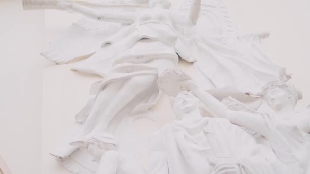 Rzeźby Piękne Białe Posągi Wiszące Ścianach Królewskiego Pałacu Kształtach Przypominających — Wideo stockowe