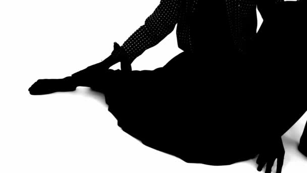 Silhouette Einer Sitzenden Person Einem Fließenden Kleid Mit Einem Bein — Stockvideo